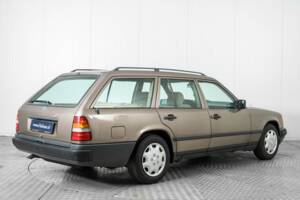 Image 2/50 of Mercedes-Benz 300 TD (1986)