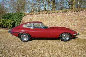 Image 23/50 de Jaguar E-Type (1968)