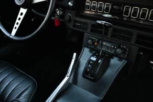Immagine 35/39 di Jaguar E-Type V12 (2+2) (1973)
