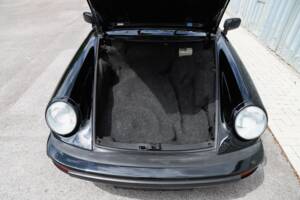 Image 30/108 de Porsche 911 Carrera 3.2 (1989)