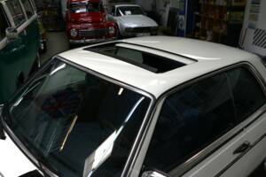 Bild 21/38 von Mercedes-Benz 230 CE (1984)