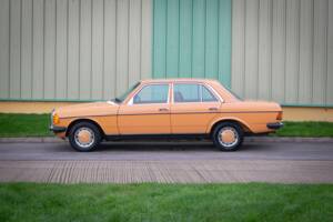 Image 3/32 of Mercedes-Benz 250 (1978)