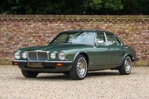 Image 23/50 of Jaguar XJ 6 4.2 (1985)