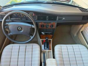 Bild 10/21 von Mercedes-Benz 190 E 2.3 (1991)
