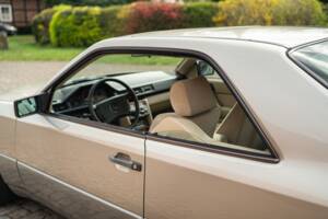 Afbeelding 13/63 van Mercedes-Benz 230 CE (1988)