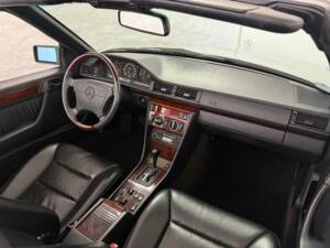 Imagen 23/27 de Mercedes-Benz E 200 (1995)