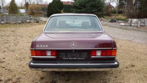 Image 4/8 of Mercedes-Benz 230 E (1983)