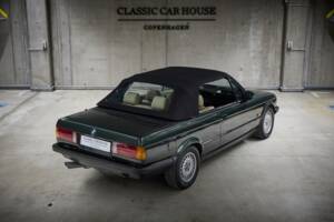 Image 26/90 of BMW 325i (1987)