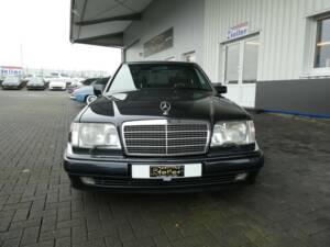 Bild 2/22 von Mercedes-Benz E 500 Limited (1994)