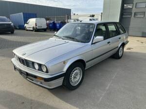 Image 1/8 of BMW 318i Touring (1993)