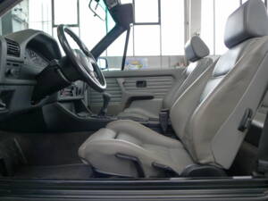 Image 35/37 of BMW 325i (1991)