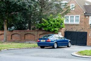 Image 9/38 of BMW 325i (2002)