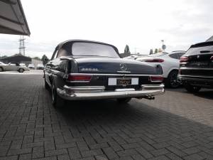 Image 6/25 of Mercedes-Benz 220 SE b (1963)