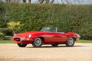 Image 14/50 de Jaguar E-Type (1967)