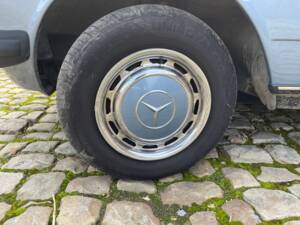 Image 12/23 of Mercedes-Benz 230 E (1984)