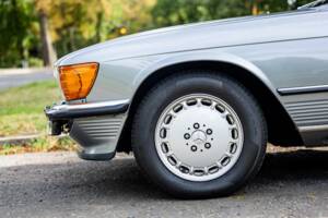 Afbeelding 26/27 van Mercedes-Benz 420 SL (1987)