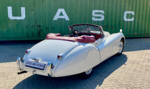 Image 2/23 of Jaguar XK 120 DHC (1954)