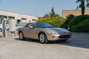 Image 25/91 de Jaguar XK8 4.0 (2000)
