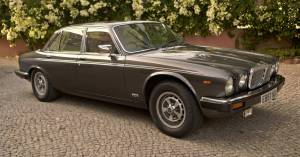 Image 12/50 of Jaguar XJ 12 (1988)