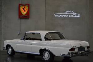 Image 24/61 de Mercedes-Benz 250 SE (1966)
