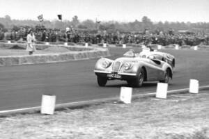 Image 14/50 of Jaguar XK 120 OTS (1950)