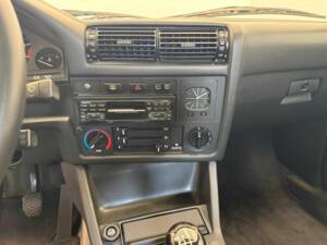 Immagine 26/50 di BMW 325i Touring (1992)