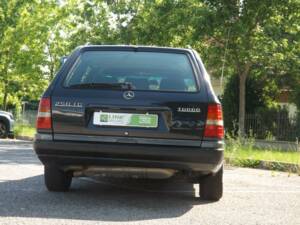 Afbeelding 36/50 van Mercedes-Benz 250 TD Turbo (1992)