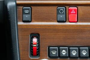 Image 36/48 of Mercedes-Benz 200 CE (1990)