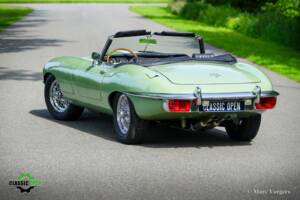 Image 54/60 de Jaguar E-Type (1969)