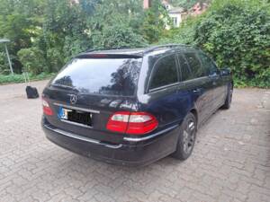 Image 4/8 of Mercedes-Benz E 500 (2004)