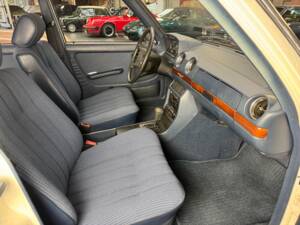 Image 9/34 of Mercedes-Benz 200 (1983)