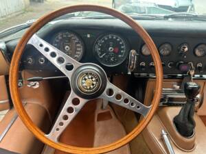 Image 12/39 de Jaguar Type E 4.2 (1966)