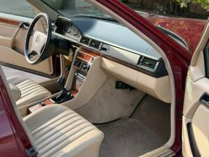 Afbeelding 22/46 van Mercedes-Benz 200 E-16 (1993)