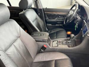 Image 11/50 of BMW 740i (2001)