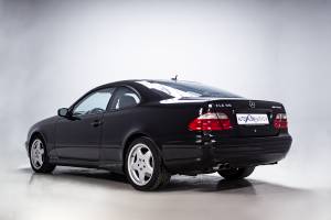 Immagine 8/38 di Mercedes-Benz CLK 55 AMG (2000)