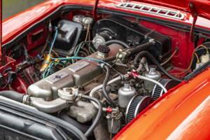 Image 3/10 of MG MGC GT (1969)