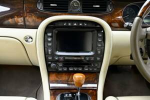 Image 29/50 of Jaguar XJ 8 4.2 (2006)