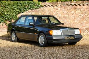 Image 46/50 of Mercedes-Benz 200 E (1992)