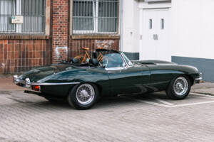 Image 4/63 of Jaguar E-Type (1969)