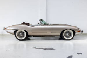 Image 3/35 de Jaguar E-Type (1968)
