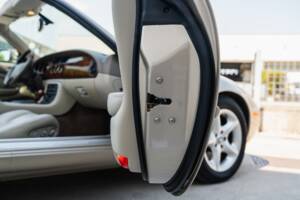Image 36/91 de Jaguar XK8 4.0 (2000)