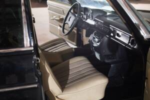 Image 21/64 of Mercedes-Benz 230/6 LWB (1976)