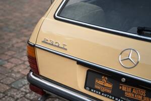 Image 12/53 de Mercedes-Benz 200 T (1982)