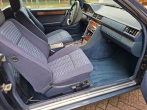 Immagine 11/14 di Mercedes-Benz 230 CE (1992)