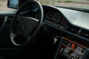 Bild 66/79 von Mercedes-Benz 200 CE (1993)