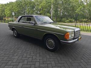 Immagine 13/50 di Mercedes-Benz 230 CE (1982)