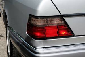 Image 34/69 of Mercedes-Benz E 320 (1994)
