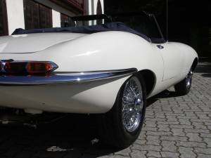 Image 32/37 of Jaguar E-Type 4.2 (1966)
