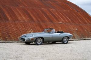 Image 2/34 de Jaguar E-Type (1968)