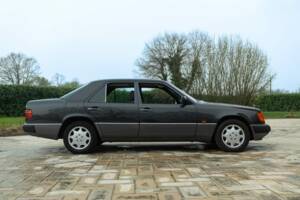Obraz 4/49 pojazdu Mercedes-Benz 320 E (1993)